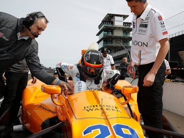 Fernando Alonso, subiéndose a su monoplaza para disputar las 500 millas de Indianápolis Fernando Alonso, subiéndose a su monoplaza para disputar las 500 millas de Indianápolis