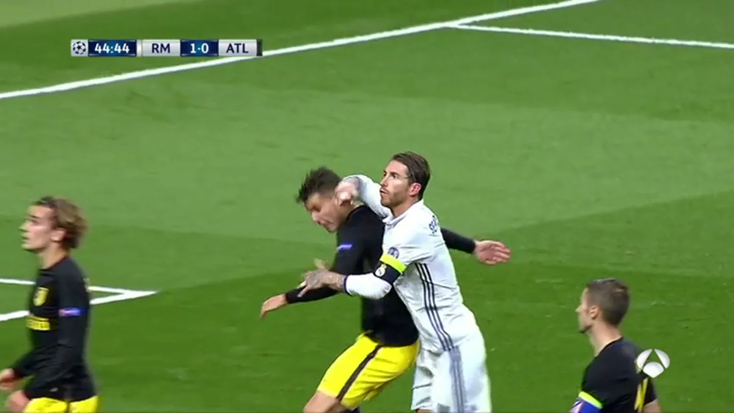 Frame 1.655521 de: Sergio Ramos dio un codazo a Lucas en un córner Frame 1.655521 de: Sergio Ramos dio un codazo a Lucas en un córner