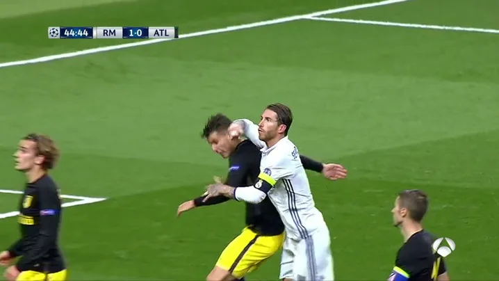 Frame 1.655521 de: Sergio Ramos dio un codazo a Lucas en un córner