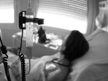 Imagen de archivo de una persona hospitalizada Imagen de archivo de una persona hospitalizada