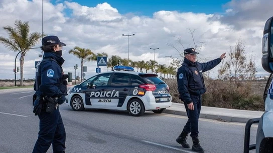 Varios agentes de Policía en Murcia en una imagen de archivo Varios agentes de Policía en Murcia