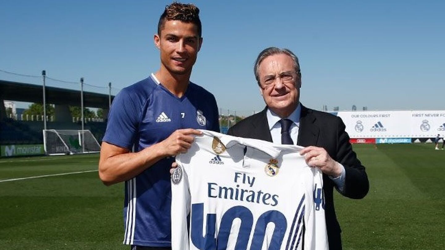 Cristiano Ronaldo posa junto a Florentino P&eacute;rez y su camiseta por los 400 goles