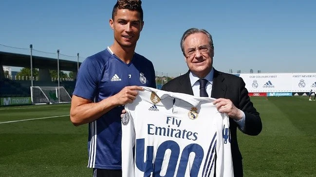 Cristiano Ronaldo posa junto a Florentino Pérez y su camiseta por los 400 goles Cristiano Ronaldo posa junto a Florentino Pérez y su camiseta por los 400 goles