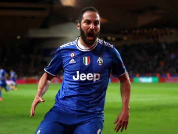 Gonzalo Higuaín celebra su gol contra el Mónaco Gonzalo Higuaín celebra su gol contra el Mónaco