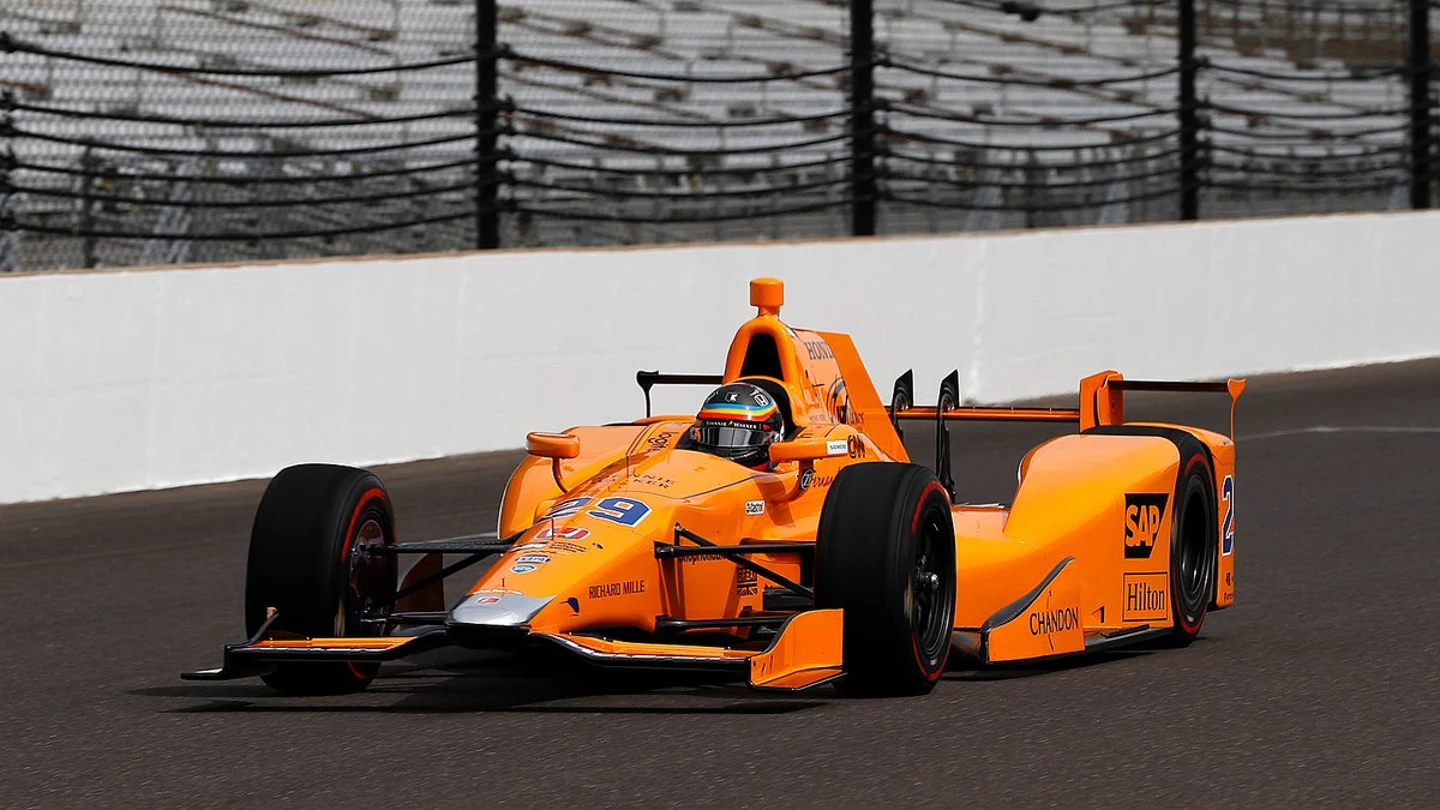 Fernando Alonso, dando sus primeras vueltas al óvalo de Indianápolis Fernando Alonso, dando sus primeras vueltas al óvalo de Indianápolis