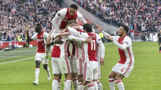 Los jugadores del Ajax celebran uno de los cuatro goles contra el Lyon Los jugadores del Ajax celebran uno de los cuatro goles contra el Lyon