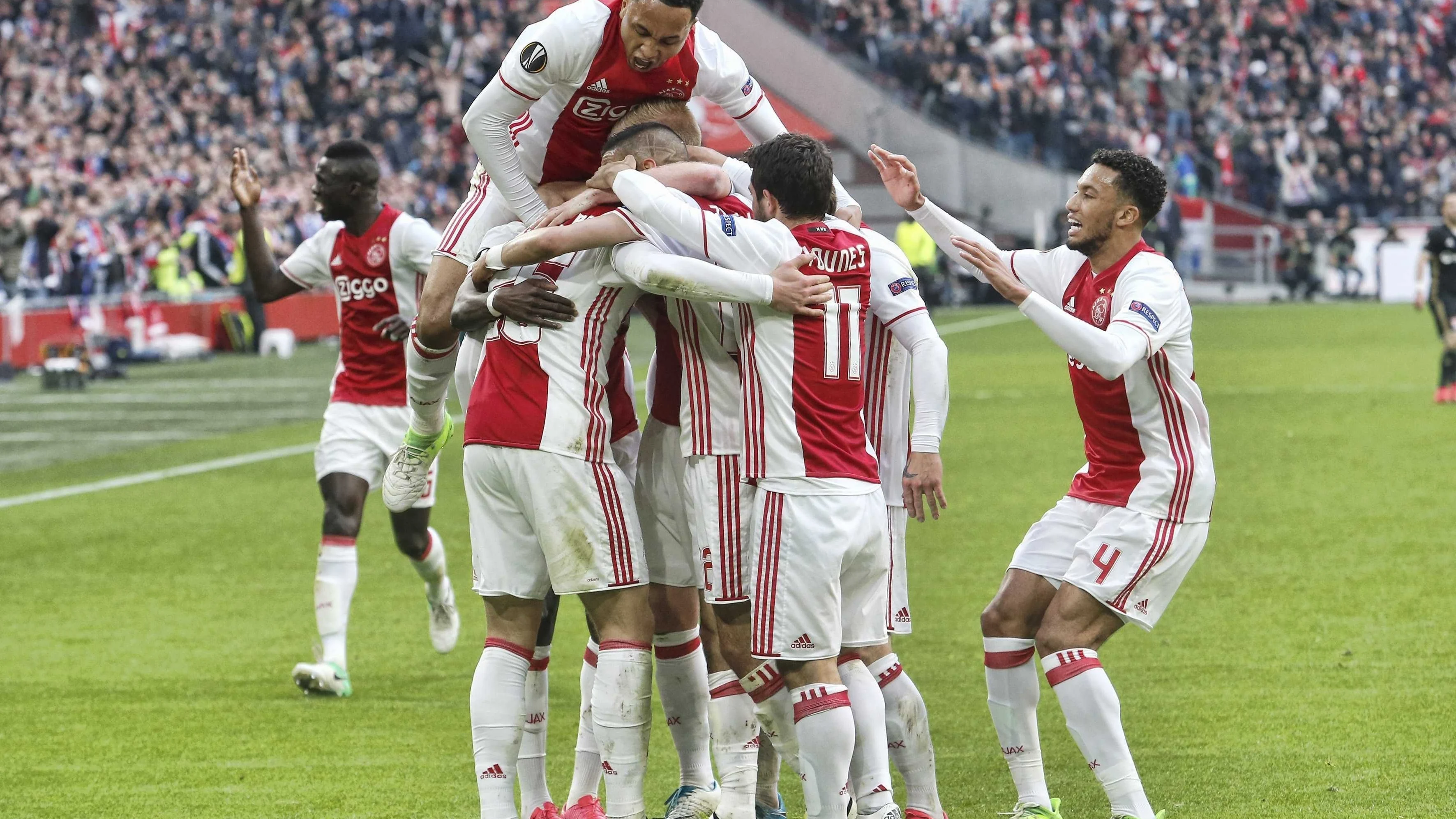 Los jugadores del Ajax celebran uno de los cuatro goles contra el Lyon