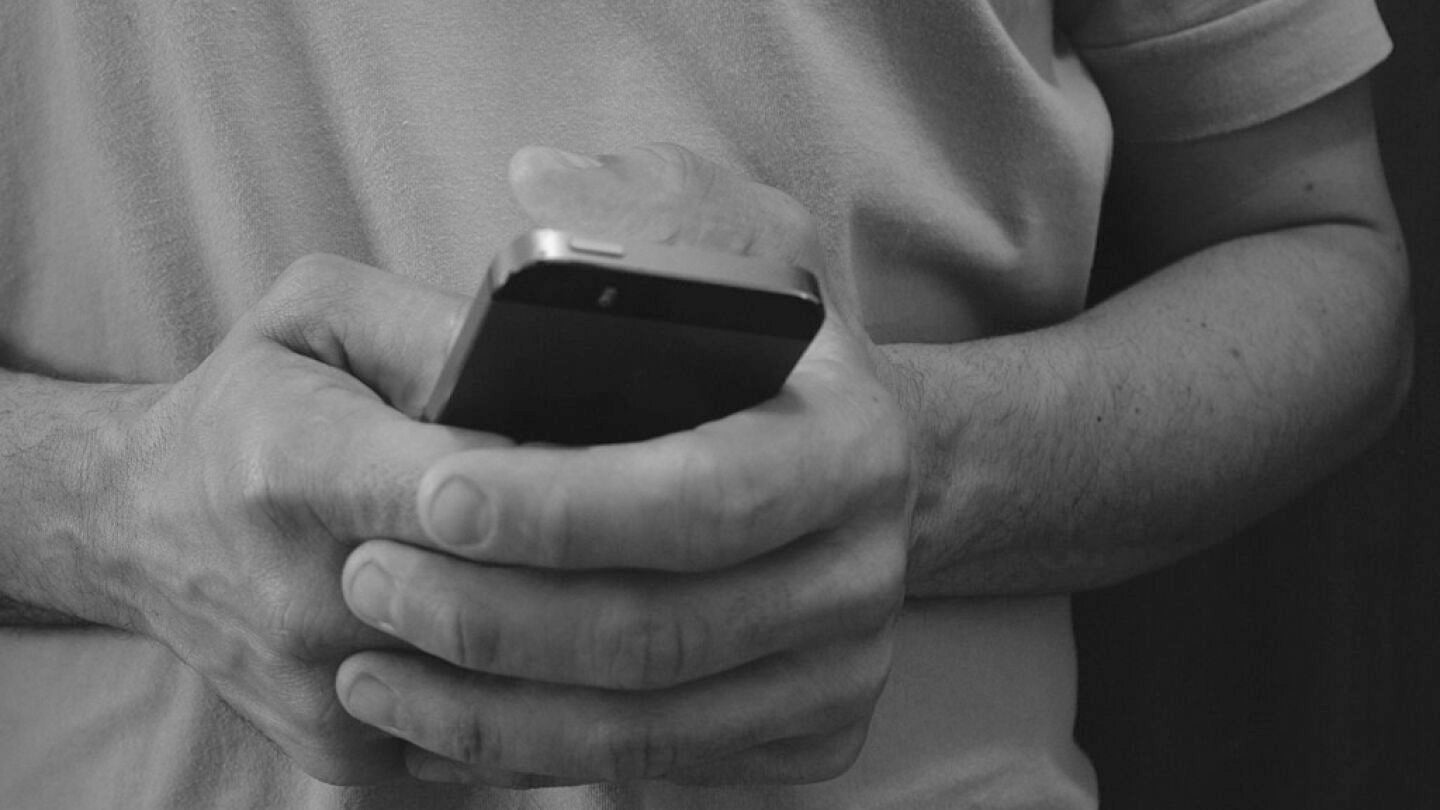 Un usuario con su tel&eacute;fono m&oacute;vil