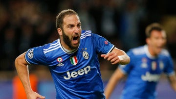 Higuaín, desatado, celebra el 0-1 ante el Mónaco