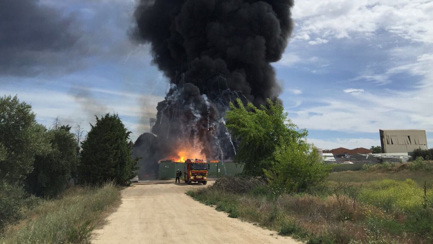 Columna de humo tras las explosiones en Arganda del Rey (Madrid)