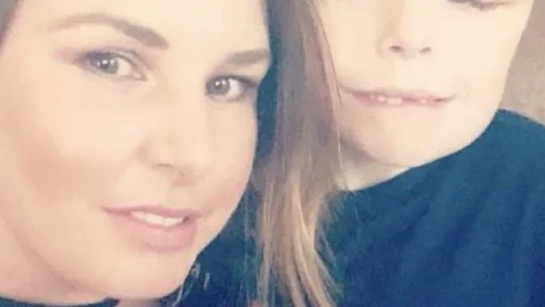 Koren Jeffcoate, un niño con 'enfermedad del hombre elefante' y su madre Koren Jeffcoate, un niño con 'enfermedad del hombre elefante' y su madre