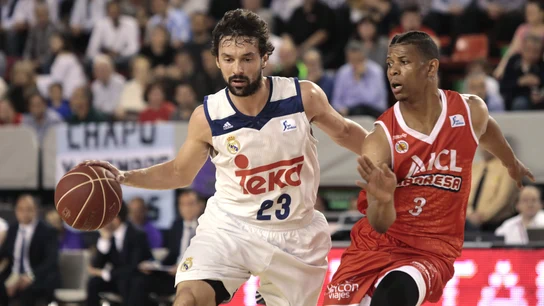 Llull intenta entrar a canasta Llull intenta entrar a canasta
