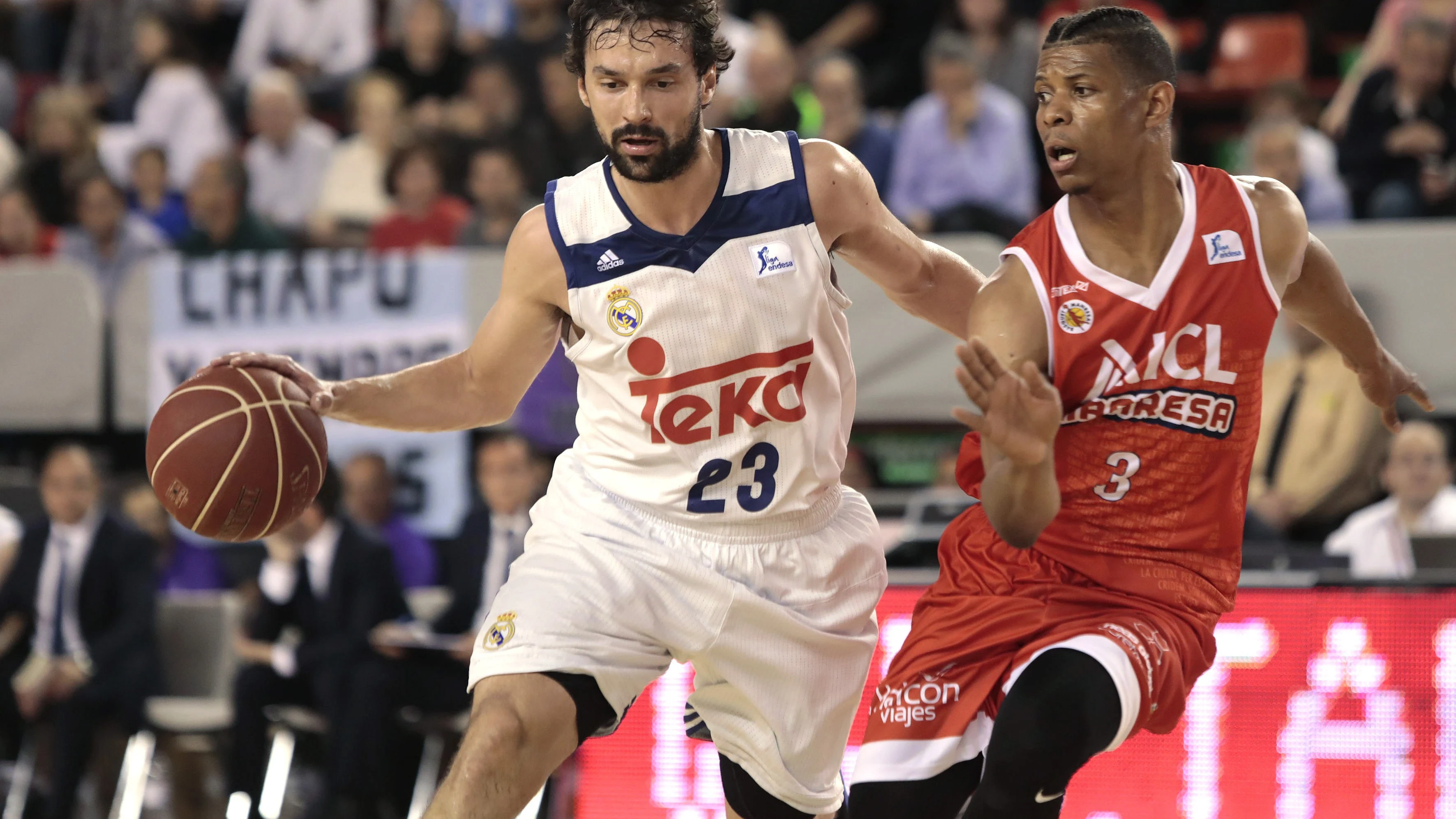 Llull intenta entrar a canasta Llull intenta entrar a canasta