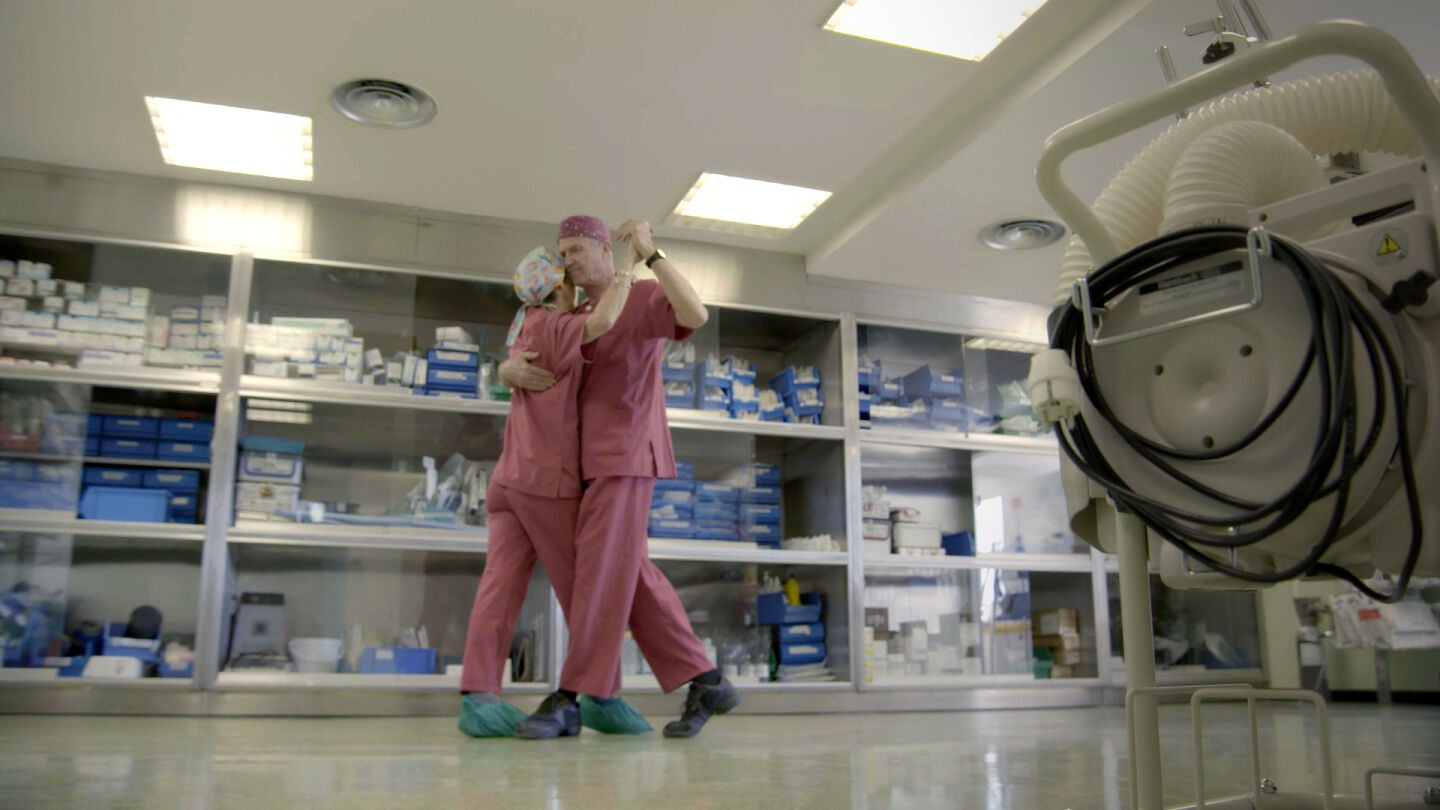 M&eacute;dicos bailan en el Hospital La Paz