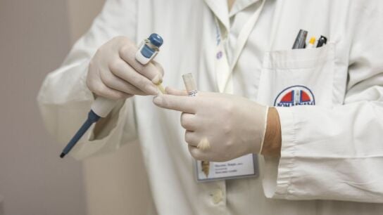 Un m&eacute;dico trabajando