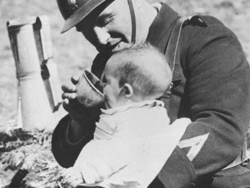 Un bebé refugiado español de la Guerra Civil, con un soldado en los Pirineos Un bebé refugiado español de la Guerra Civil, con un soldado en los Pirineos