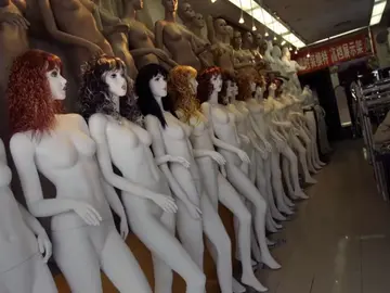 Frame 24.333871 de: Confirmado: la mayoría de maniquíes femeninos reflejan cuerpos desnutridos Frame 24.333871 de: Confirmado: la mayoría de maniquíes femeninos reflejan cuerpos desnutridos