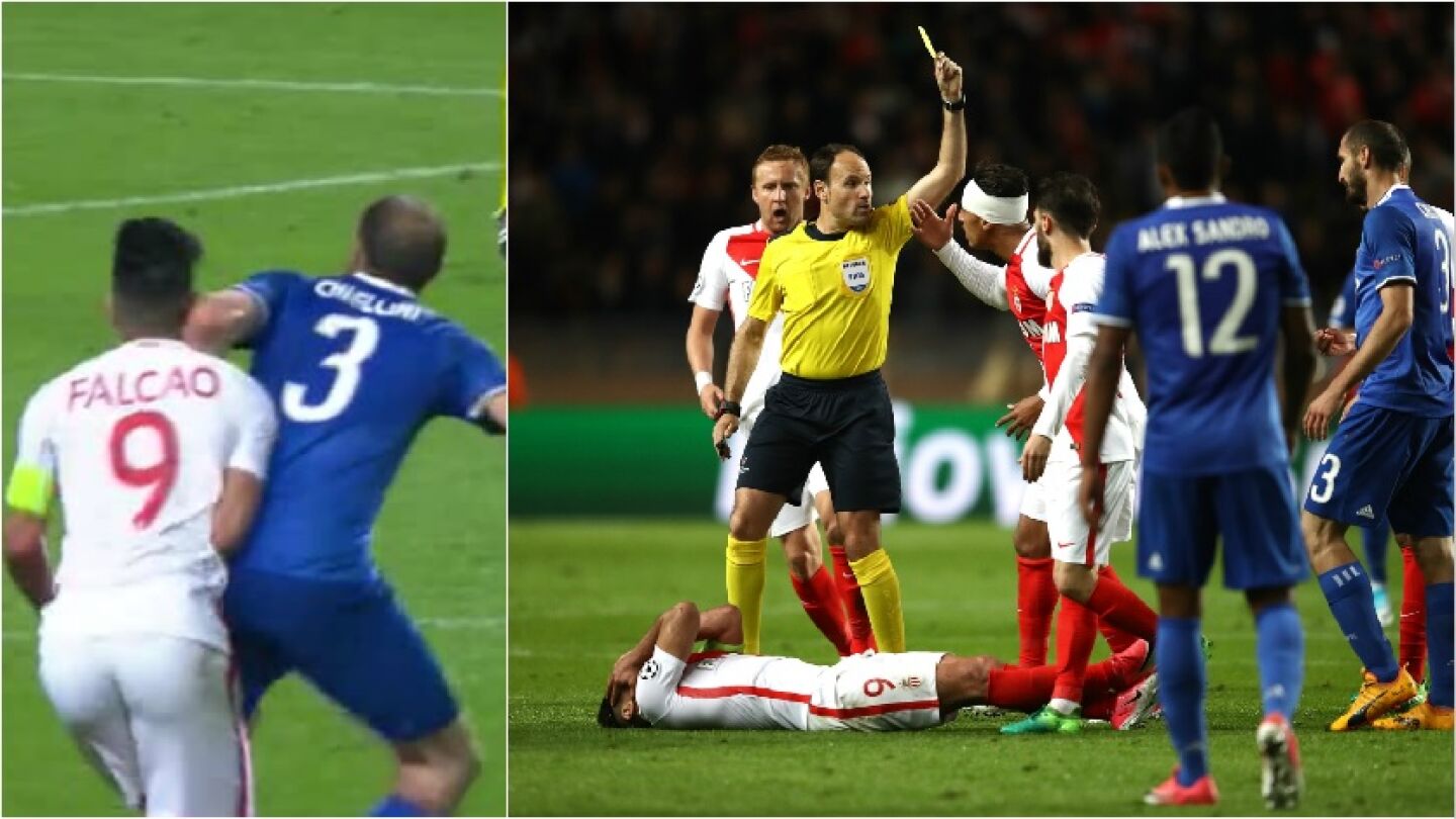 Chiellini da un codazo a Falcao durante el M&oacute;naco-Juventus