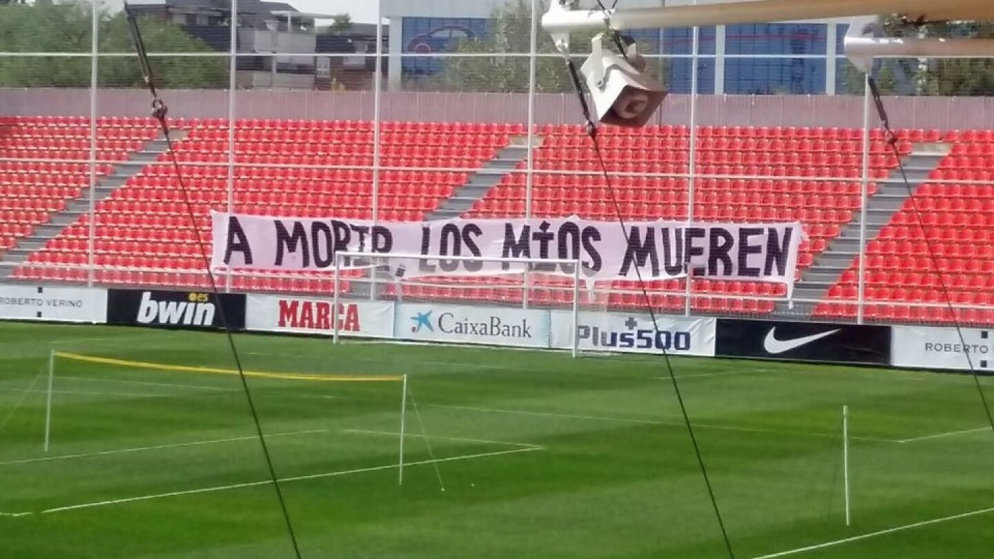 Pancarta en el campo de entrenamiento del Atl&eacute;tico de Madrid