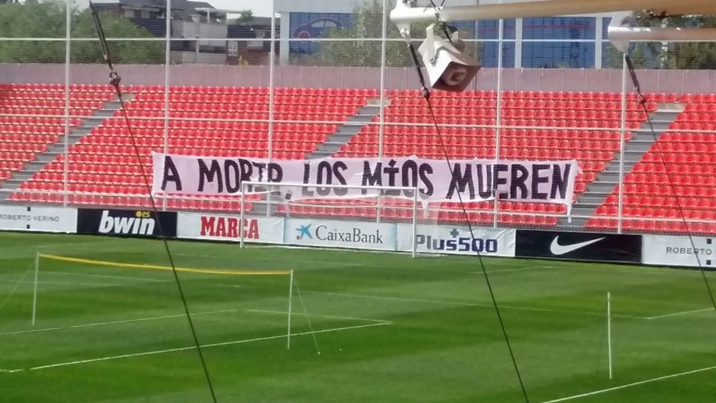 Pancarta en el campo de entrenamiento del Atlético de Madrid Pancarta en el campo de entrenamiento del Atlético de Madrid