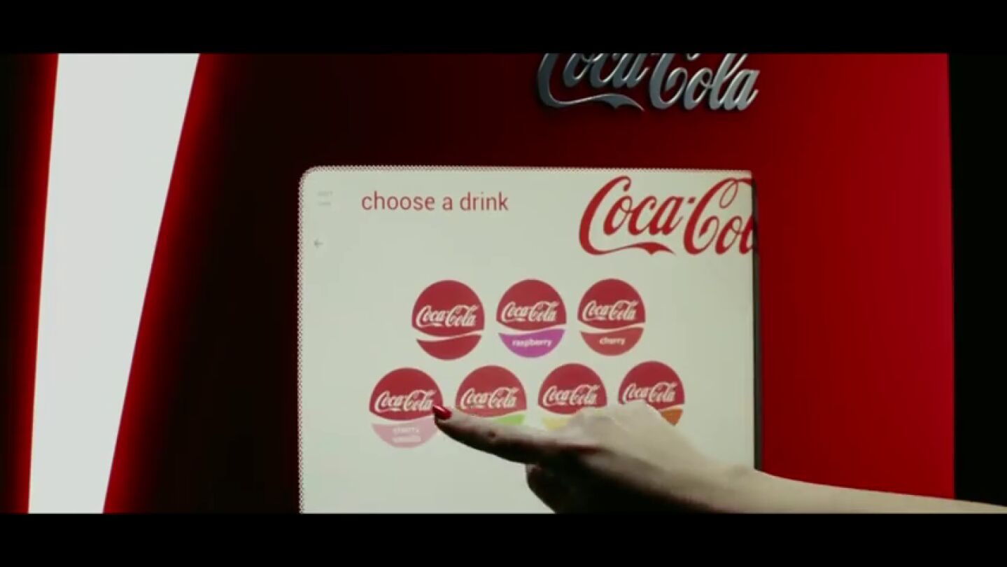 Frame 22.087512 de: Instalan en Espa&ntilde;a la primera m&aacute;quina de Coca Cola que permite a los usuarios elegir el sabor de su refresco
