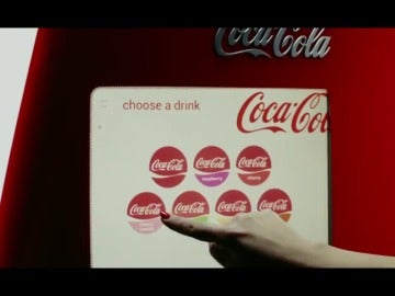 Frame 22.087512 de: Instalan en España la primera máquina de Coca Cola que permite a los usuarios elegir el sabor de su refresco Frame 22.087512 de: Instalan en España la primera máquina de Coca Cola que permite a los usuarios elegir el sabor de su refresco