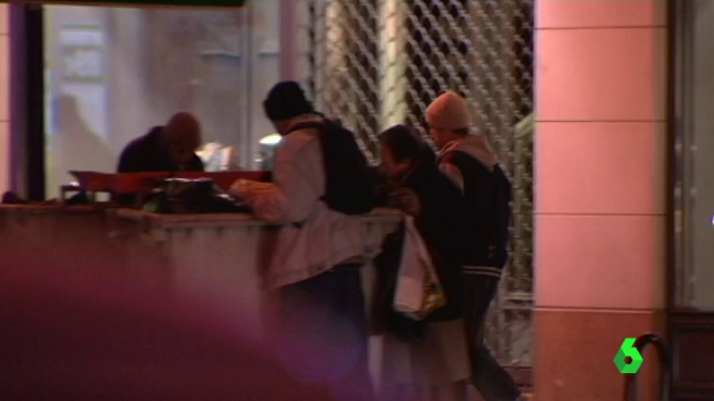 Frame 0.0 de: Indignaci&oacute;n en la calle tras conocerse que una pareja se enfrenta a prisi&oacute;n por robar comida de un contenedor: "Si lo est&aacute;n haciendo es porque est&aacute;n de verdad necesitados"