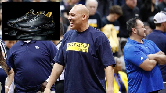 LaVar Ball, con las nuevas zapatillas de su hijo Lonzo LaVar Ball, con las nuevas zapatillas de su hijo Lonzo