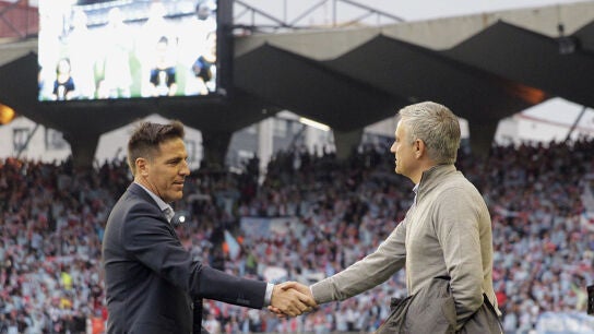 Berizzo saluda a Mouirnho sobre el c&eacute;sped de Bala&iacute;dos