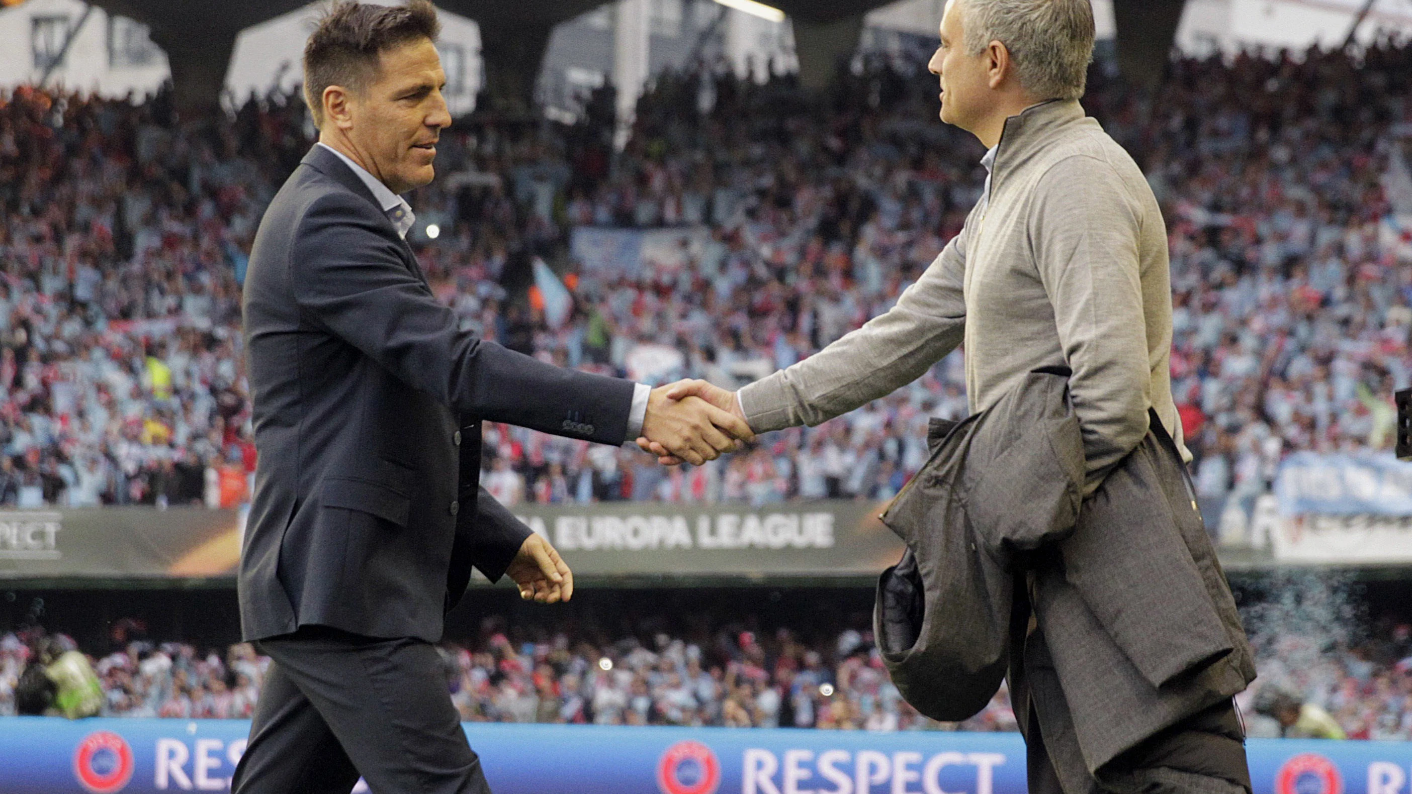 Berizzo saluda a Mouirnho sobre el césped de Balaídos