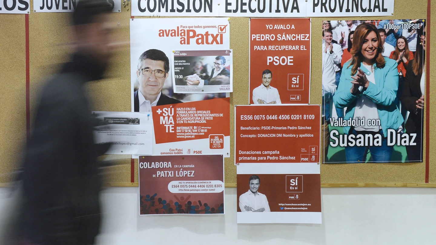 Un hombre pasa por delante de los carteles de apoyo a los tres candidatos a la Secretaría General del PSOE Un hombre pasa por delante de los carteles de apoyo a los tres candidatos a la Secretaría General del PSOE