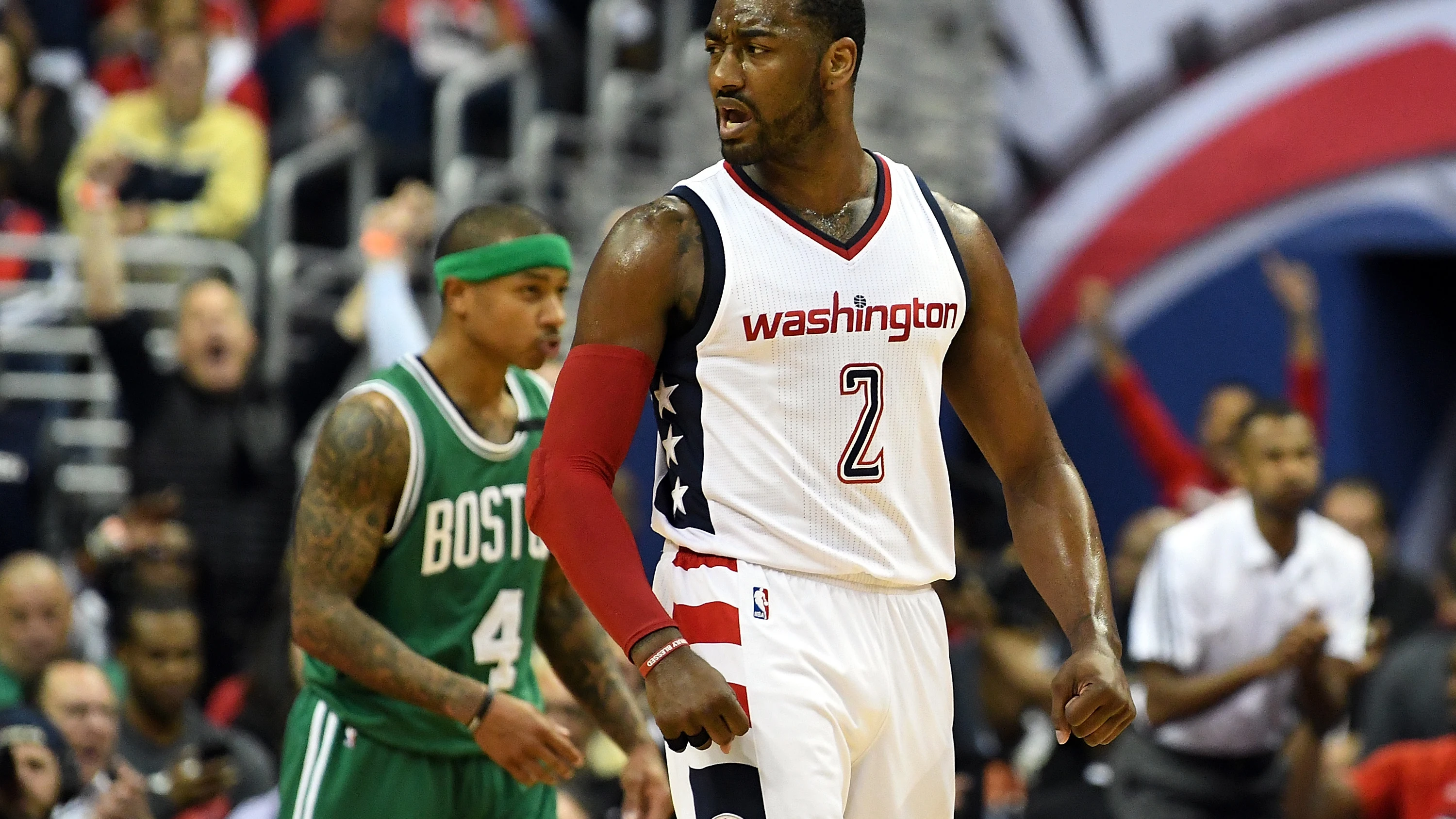 John Wall celebra una canasta ante los Celtics