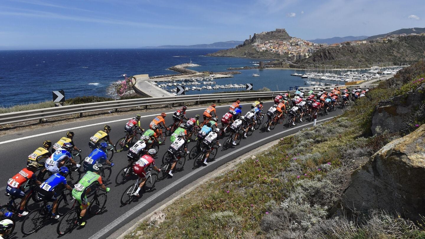 El pelot&oacute;n, durante la primera etapa del Giro 2017