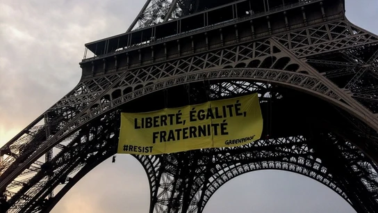 Pancarta colgada en la Torre Eiffel por Greenpeace Pancarta colgada en la Torre Eiffel por Greenpeace