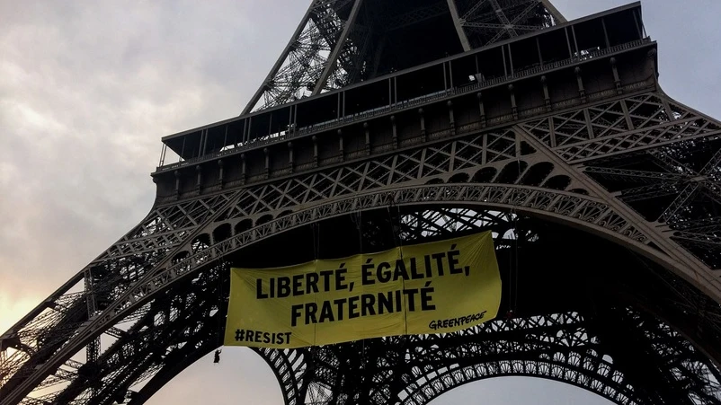 Pancarta colgada en la Torre Eiffel por Greenpeace