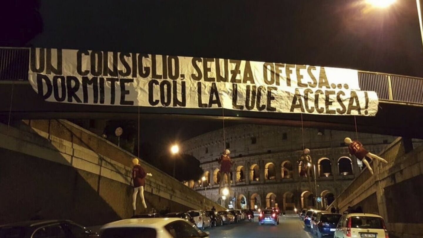 Maniqu&iacute;s con camisetas de la Roma colgados de un puente en Roma