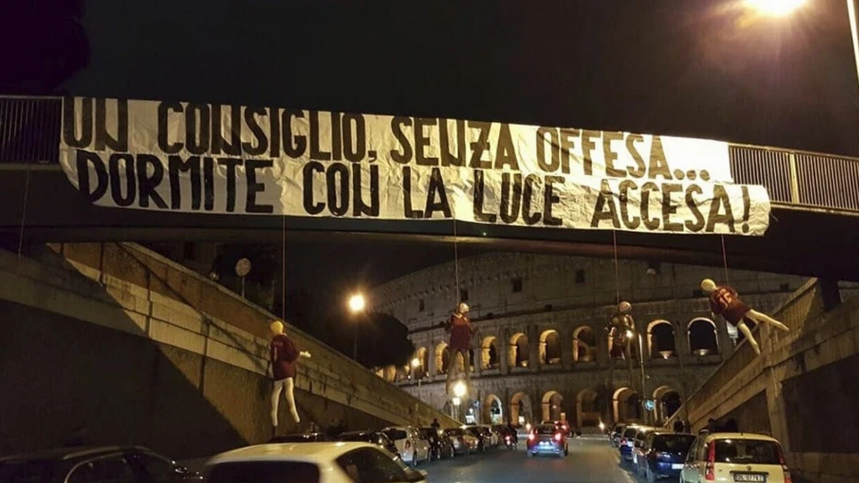 Maniquís con camisetas de la Roma colgados de un puente en Roma