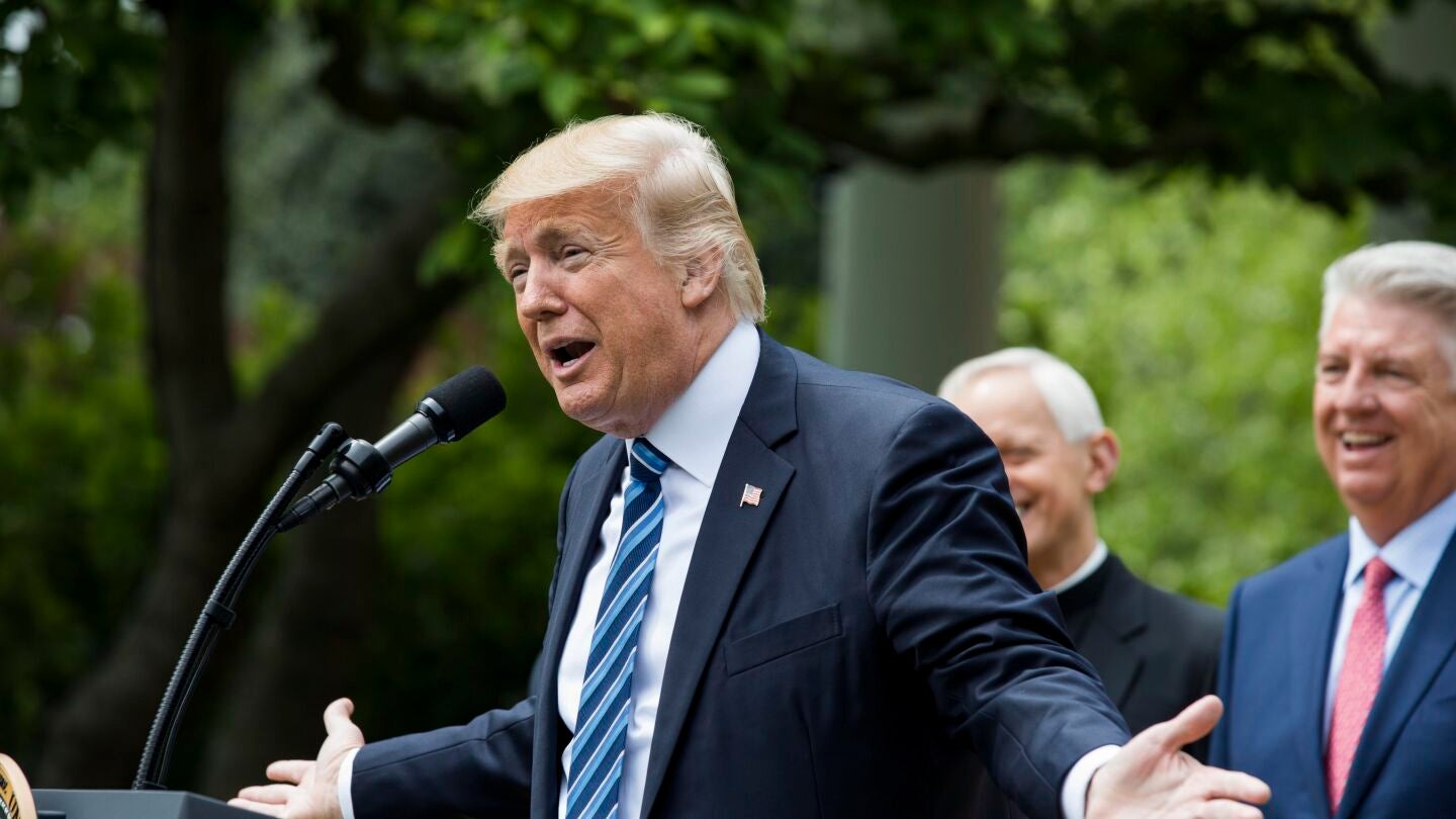 El presidente de Estados Unidos, Donald Trump, comparece durante el D&iacute;a Nacional de Oraci&oacute;n en la Rosaleda de la Casa Blanca