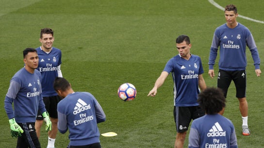 Pepe bromea en el entrenamiento en Valdebebas