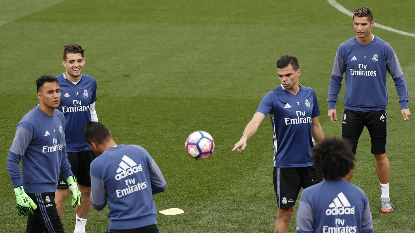 Pepe bromea en el entrenamiento en Valdebebas Pepe bromea en el entrenamiento en Valdebebas