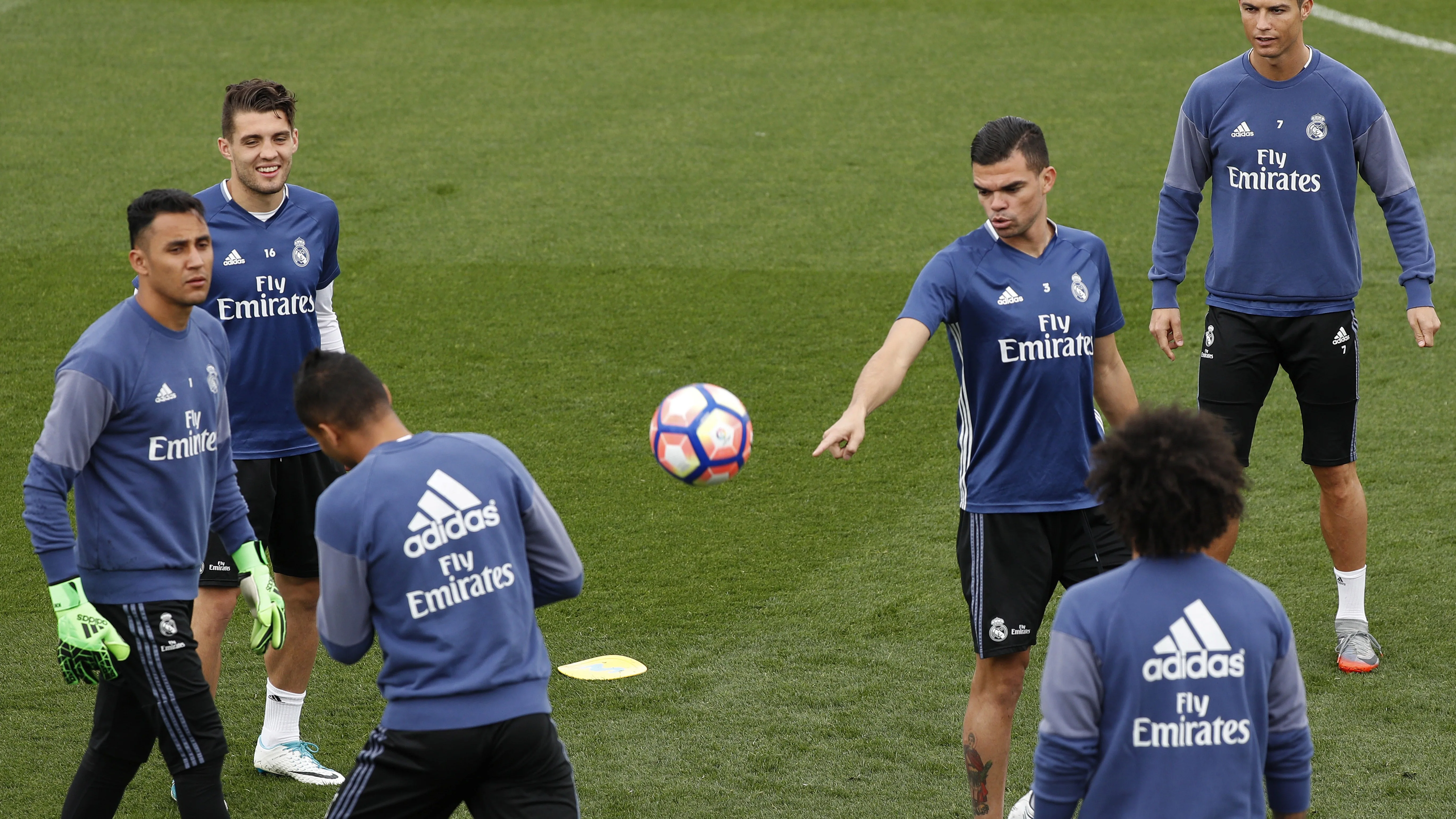 Pepe bromea en el entrenamiento en Valdebebas Pepe bromea en el entrenamiento en Valdebebas