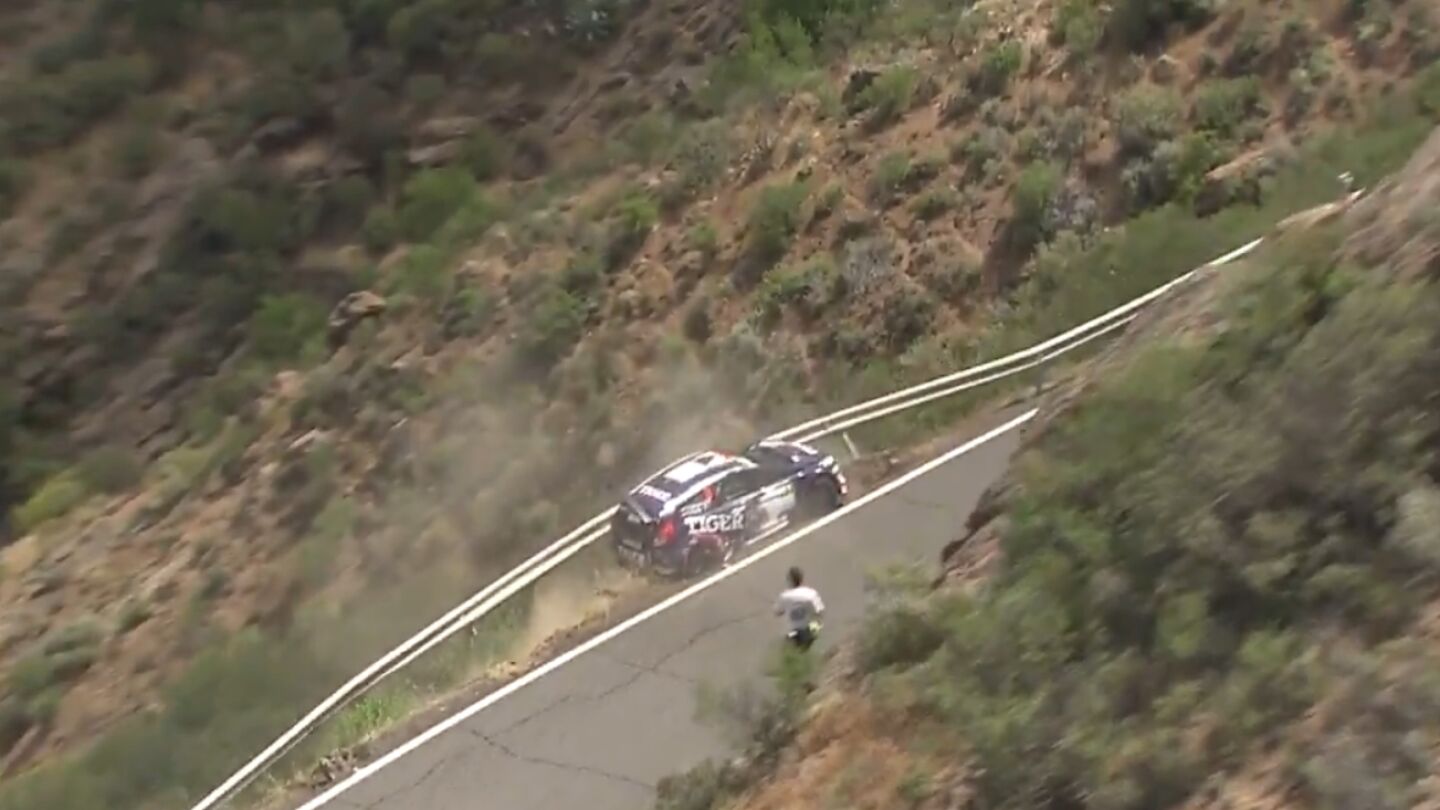 El coche de Tomasz Kasperczyk, con su coche estrellado