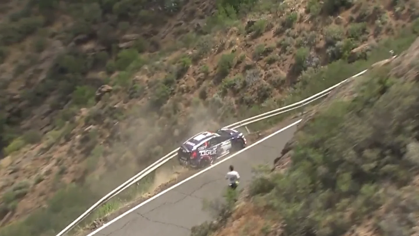 El coche de Tomasz Kasperczyk, con su coche estrellado El coche de Tomasz Kasperczyk, con su coche estrellado