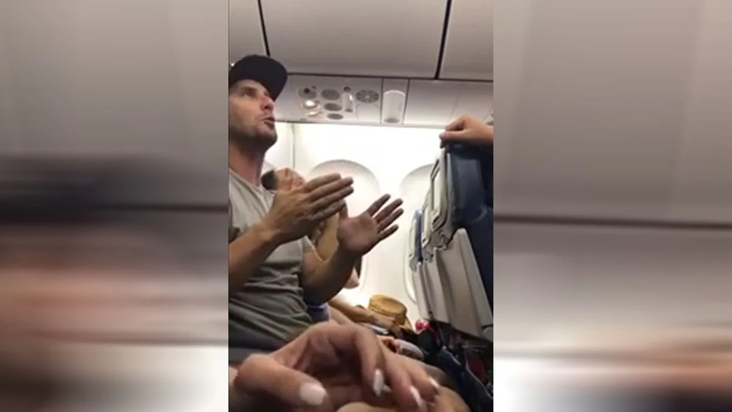 Echan a una familia de un vuelo de Delta Airlines Echan a una familia de un vuelo de Delta Airlines