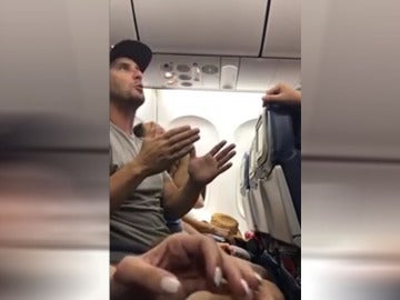 Echan a una familia de un vuelo de Delta Airlines Echan a una familia de un vuelo de Delta Airlines