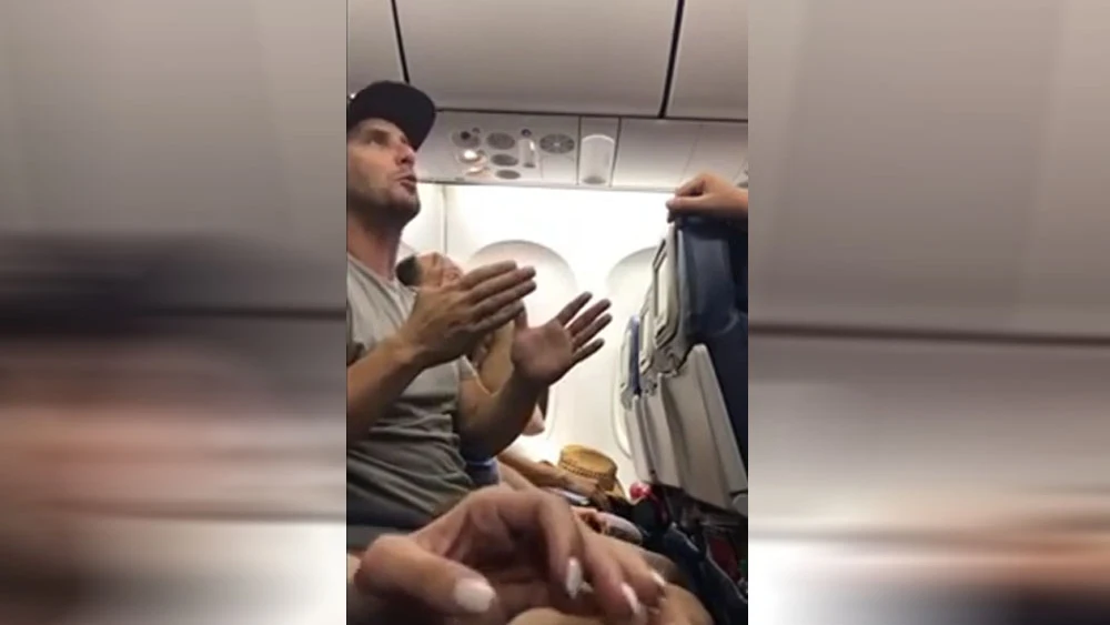 Echan a una familia de un vuelo de Delta Airlines