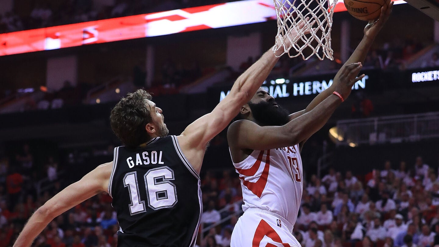 Pau Gasol defiende una penetraci&oacute;n de James Harden