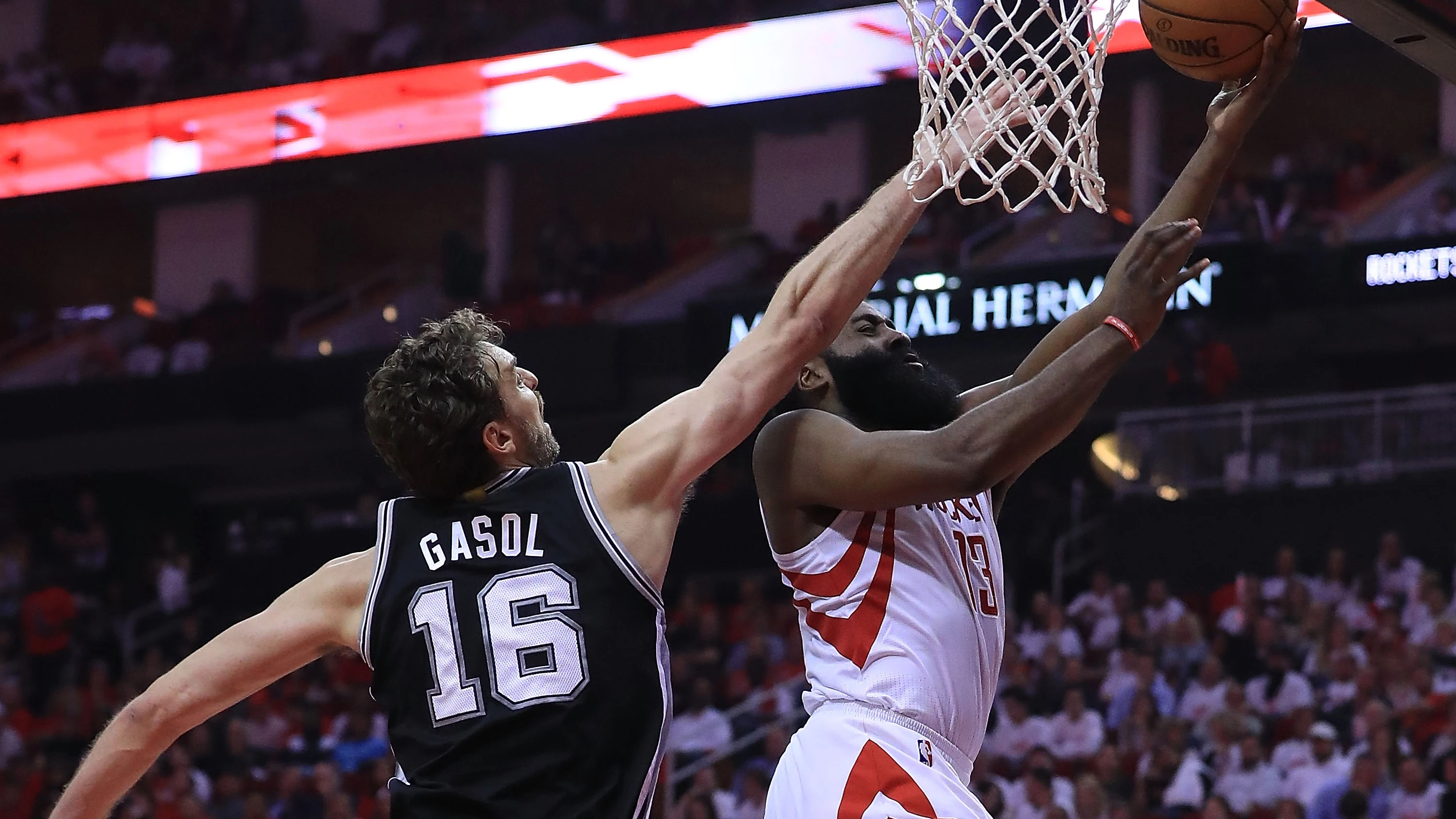 Pau Gasol defiende una penetración de James Harden