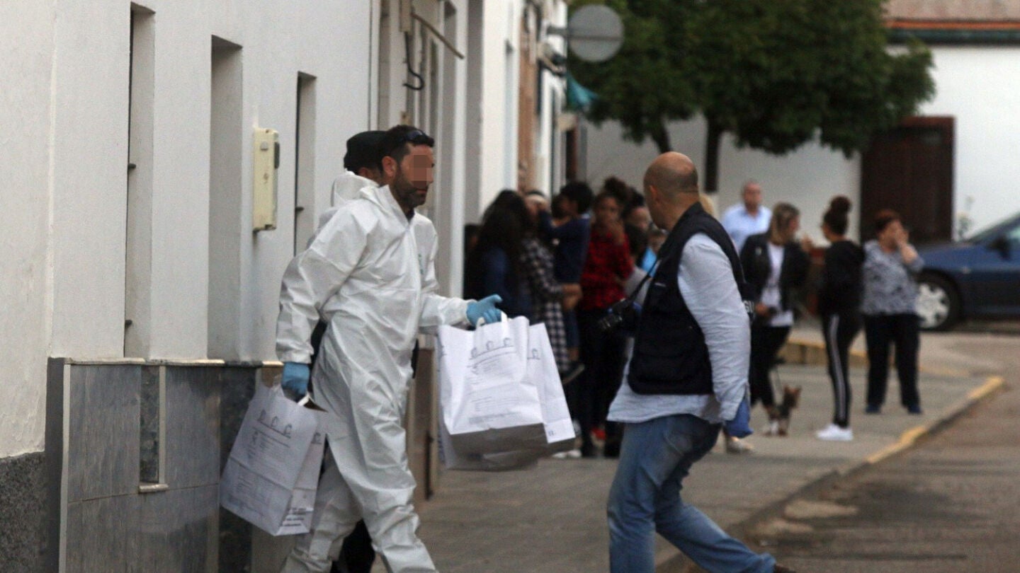 Miembros de la Guardia Civil registraban ayer el domicilio del supuesto autor del asesinato.
