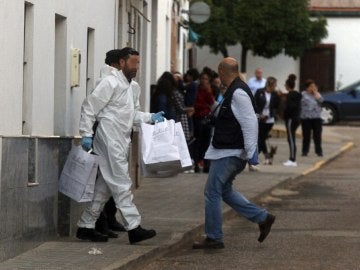 Miembros de la Guardia Civil registraban ayer el domicilio del supuesto autor del asesinato. Miembros de la Guardia Civil registraban ayer el domicilio del supuesto autor del asesinato.